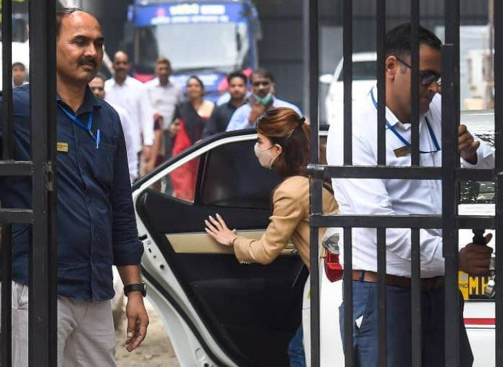 jacqueline fernandez left the office of economic offenses wing after about 7 hours of interrogation  Money Laundering Case: જૈકલીન ફર્નાન્ડિઝની બીજા દિવસે જાણો કેટલા કલાક સુધી કરાઈ પૂછપરછ