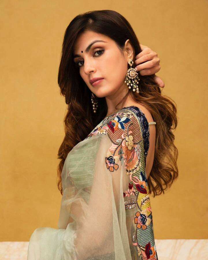 रिया सोशल मीडियावर खूप सक्रिय असते. तिच्या साडीतल्या लूकने लोकांना वेड लावले होते. (फोटो सौजन्य :/rhea_chakraborty/इंस्टाग्राम)