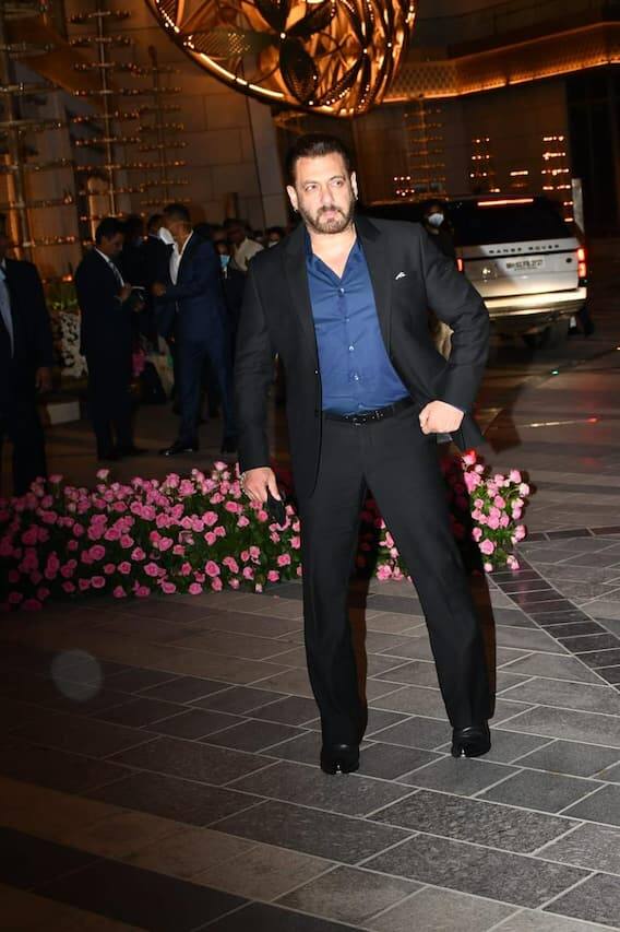 ਇਸ ਦੇ ਨਾਲ ਹੀ ਇਹ ਵੀ ਧਿਆਨ ਦੇਣਾ ਚਾਹੀਦਾ ਹੈ ਕਿ ਦੂਜੇ ਖਾਨ ਦੇ ਸਬੰਧ 'ਚ ਇਸ ਲਿਸਟ 'ਚ ਸਲਮਾਨ ਖਾਨ ਦਾ ਨਾਂ ਸ਼ਾਮਲ ਹੈ। ਡੀਐਨਏ ਵਿੱਚ ਛਪੀ ਖ਼ਬਰ ਮੁਤਾਬਕ ਸਲਮਾਨ ਇੱਕ ਦਿਨ ਵਿੱਚ ਕਰੀਬ 1 ਲੱਖ 27 ਹਜ਼ਾਰ ਡਾਲਰ ਕਮਾ ਲੈਂਦੇ ਹਨ।