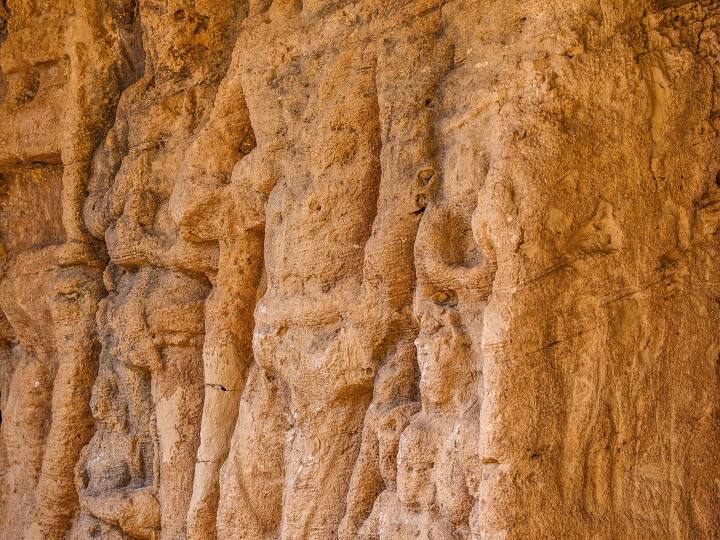 खंभालिदा बौद्ध गुफाएं (Khambhalida Buddhist Caves) चौथी शताब्दी ईस्वी पूर्व की हैं. माना जाता है कि यह राजकोट की सबसे पुरानी गुफाएं हैं. गुजरात के पुरातत्व विभाग द्वारा खंभालिदा बौद्ध गुफाओं का रखरखाव किया जा रहा है. Photo- Gujarat Tourism