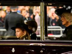 Queen Elizabeth Last Rites: महारानी एलिजाबेथ को ऐतिहासिक विदाई, तस्वीरों में देखिए शाही समारोह