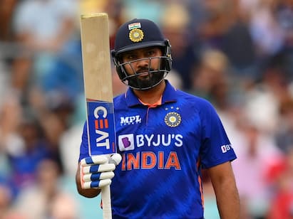 Rohit Sharma Gifts Rose to Fan, Watch Viral Video Rohit Sharma Viral: கல்யாணம் பண்ணிக்கலாமா -  ரசிகரிடம் ரோஜாவைக் கொடுத்து ப்ரோப்போஸ் செய்த ரோகித்..!