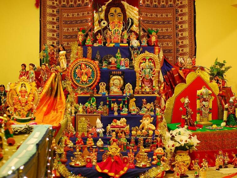 Navratri Golu 2022 Interesting Stories around Navarathri Golu Bommai How to arrange Golu Idols Tips for decoration Navratri Golu: நவராத்திரி கொலு பொம்மைகளை  எப்படி அலங்கரிப்பது என்பதில் குழப்பமா? தெரிஞ்சுக்கோங்க!