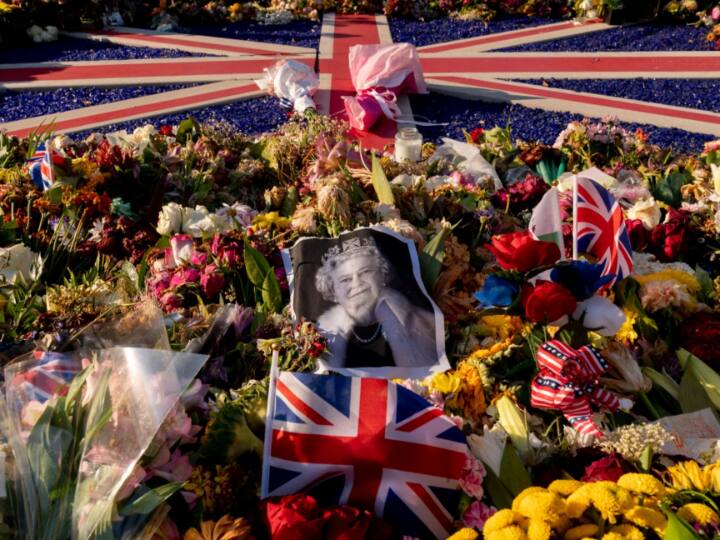 ब्रिटेन (Britain) की महारानी एलिजाबेथ द्वितीय (Queen Elizabeth II) आज सुपुर्द-ए-खाक हो गईं. उनके अंतिम संस्कार में लाखों की संख्या में लोग शामिल हुए. जिनमें दुनियाभर के दिग्गज नेता भी शामिल थे.