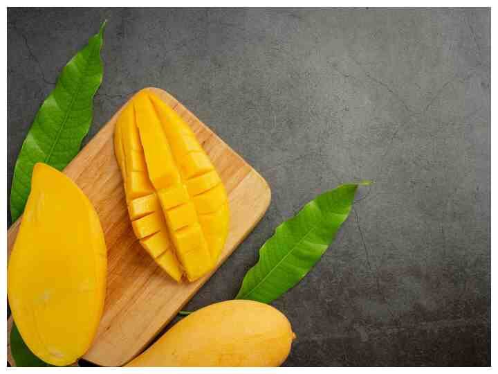 आम भी आपके चेहरे पर निखार लाने में प्रभावी है. इससे स्किन की परेशानियां कम होती हैं. (Photo - Freepik)