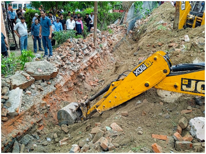 Noida Wall Collapsed 4 people died from two families and 8 workers injured ANN Noida Wall Collapsed: पुरानी दीवार को तोड़कर नई बनाने का चल रहा था काम, तभी भरभरा कर गिरी दीवार, 4 मजदूरों की मौत