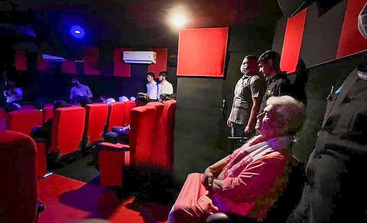 তিনি বলেন, ‘‘কেন্দ্রশাসিত জম্মু-কাশ্মীরের জন্য আজকের দিনটি ঐতিহাসিক। পুলওয়ামা এবং শোপিয়ানে দু’টি মাল্টিপারপাজ সিনেমা হলে ছবি প্রদর্শনের পাশাপাশি তথ্য-বিনোদনমূলক ছবি দেখানো হবে।’’