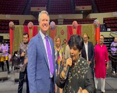 Navratri 2022: અમેરિકાના કેન્સાસમાં દાંડિયા ક્વીન ફાલ્ગુની પાઠક ફાલ્ગુની પાઠકના તાલે ગરબે ઘૂમ્યા ગુજરાતીઓ, જુઓ તસવીરો