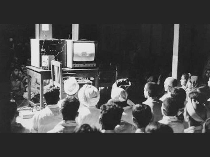 During 1975-1976, an experiment called the Satellite Instructional Television Experiment (SITE) was conducted under the Indian space programme. SITE benefitted around 200,000 people, covering 2,400 villages of six states and transmitted development-oriented programmes using the American Technology Satellite (ATS-6). This is an image of people watching television under SITE. (Image: Twitter/IndiaHistorypic)
