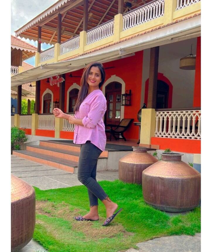 యాంకర్గా కెరీర్ స్టార్ట్ చేసిన ప్రశాంతి బడా స్టార్స్ ని ఇంటర్యూ చేసింది. 'అనగనగా అలా జరిగింది', 'ఎఫైర్', 'లైన్' సినిమాల్లో నటించిన ప్రశాంతి టీవీ సీరియల్స్లో విలన్ రోల్స్ లో తనకుంటూ ప్రత్యేక గుర్తింపు తెచ్చుకుంది.