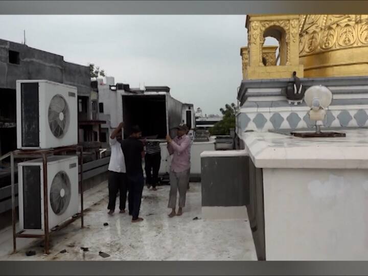 साईबाबा मंदिराच्या छतावर असणारा बोझा काल हटविण्यात आलाय.गेल्या अनेक वर्षांपासून मंदिरात हवा खेळती राहावी यासाठी एसी यंत्रणा बसवली आहे.