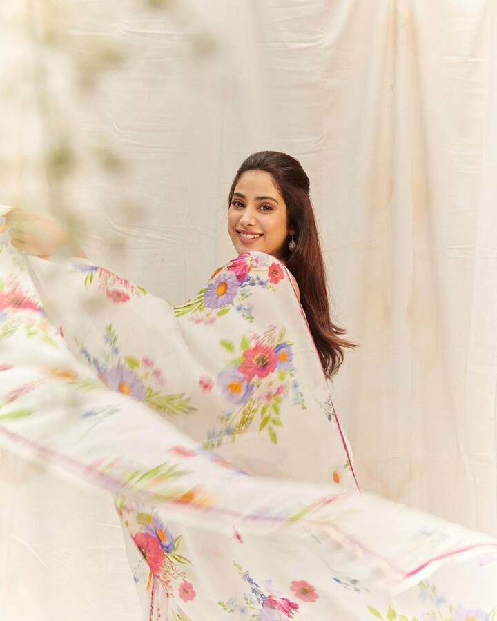 ફિલ્મ નિર્માતા બોની કપૂર અને અભિનેત્રી શ્રીદેવીની દીકરી જાહ્નવી કપૂર આજકાલ ખુબ ચર્ચામાં છે, જાહ્નવી કપૂર બૉલીવુડની સૌથી સેક્સી અભિનેત્રીઓ સામેલ છે.