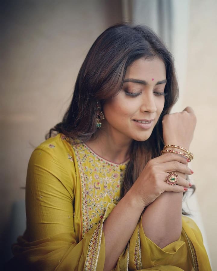 టాప్ హీరోయిన్ గా కొనసాగిన ఈ ముద్దుగుమ్మ పెళ్లి తర్వాత సెకెండ్ ఇన్నింగ్స్ మొదలు పెట్టింది. Photo@shriya_saran1109/instagram