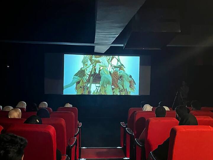 पहले दिन आमिर खान की लाल सिंह चड्ढा की स्पेशल स्क्रीनिंग होगी. ये कश्मीर का पहला मल्टीप्लेक्स होगा. साथ ही 30 साल बाद घाटी के लोग सिनेमाघर में कोई फिल्म देखेंगे.