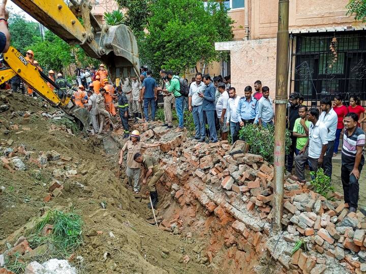 Wall Collapses In Noida 4 Labourers Dead As Boundary Wall Collapses Jal Vayu Vihar Residential Society Wall Collapses In Noida: నాలుగు రోజుల్లో రెండో ఘటన- గోడ కూలి నలుగురు మృతి