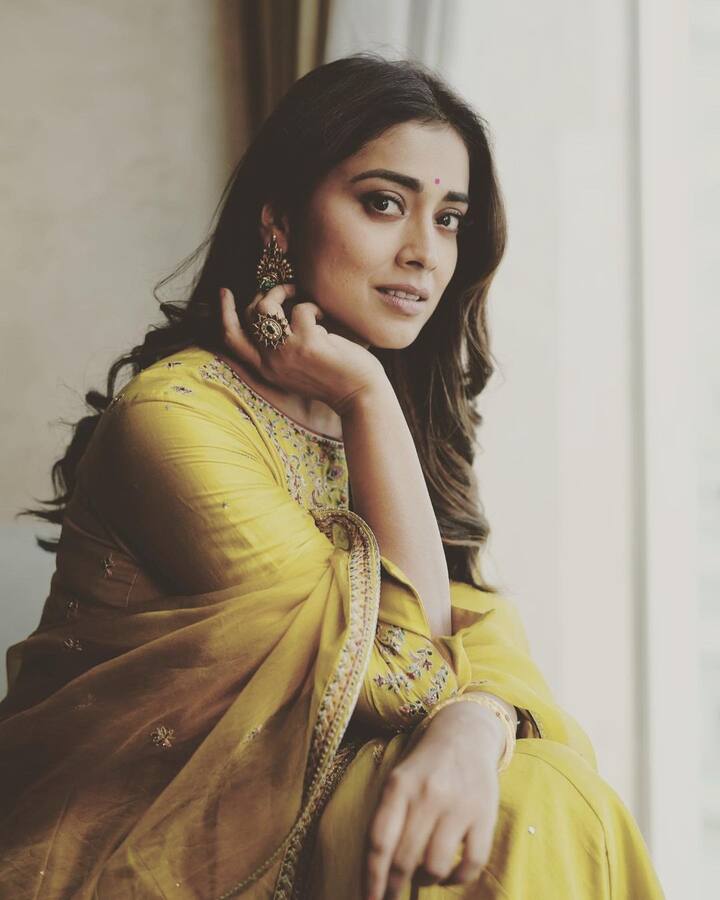 ఇటీవల విడుదలైన పాన్ ఇండియన్ మూవీ ‘ఆర్ఆర్ఆర్’లో కీలకపాత్రలో నటించి మెప్పించింది. వెండితెరపైనే కాకుండా డిజిటల్ ప్లాట్ ఫాంపై సత్తా చాటుతోంది శ్రియా. Photo@shriya_saran1109/instagram