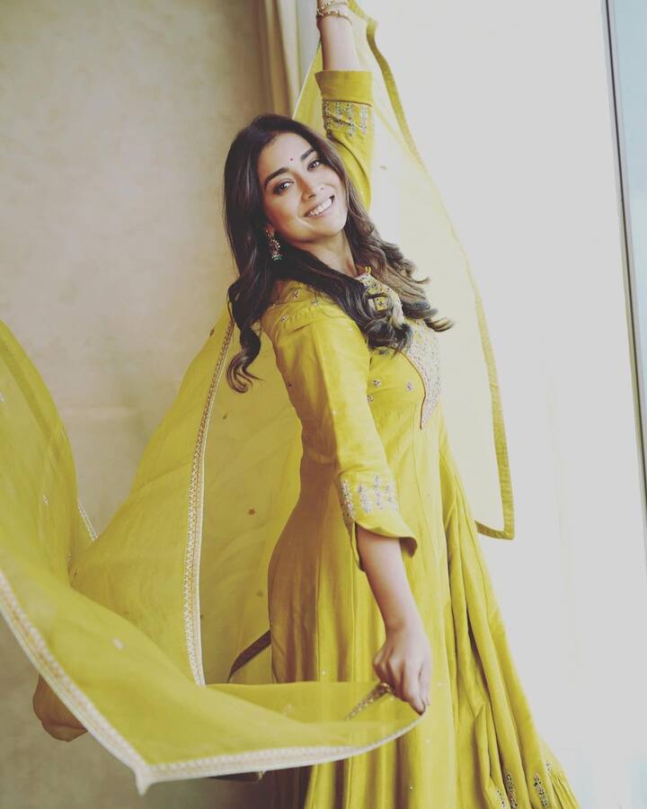 చిరంజీవి, బాలకృష్ణ, నాగార్జున, వెంకటేష్ వంటి స్టార్స్ సరసన నటించి మెప్పించింది. Photo@shriya_saran1109/instagram