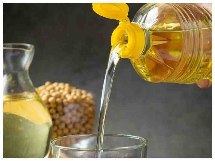 बच्चों के मसाज के लिए सरसों तेल काफी हेल्दी माना जाता है. इस तेल से हड्डियों को मजबूती मिलती है.  (Photo - Freepik)