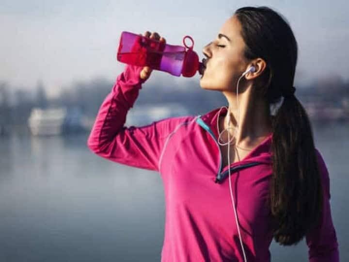 dont drink water while standing these are disadvantages marathi news Drinking Water : तुम्हीही उभं राहून पाणी पिता? ही सवय आजच सोडा; अन्यथा होऊ शकतात गंभीर परिणाम