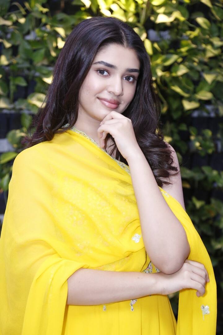 ఈ సినిమాలో తెలంగాణ పల్లె పడుచు పాత్ర పోషించింది కృతి శెట్టి.