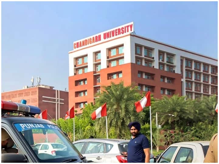 Chandigarh University MMS case second video clip found from accused girl mobile phone Mohali MMS Leak: मोहाली वीडियो लीक मामले में नया मोड़, आरोपी लड़की के फोन से मिला एक और आपत्तिजनक वीडियो