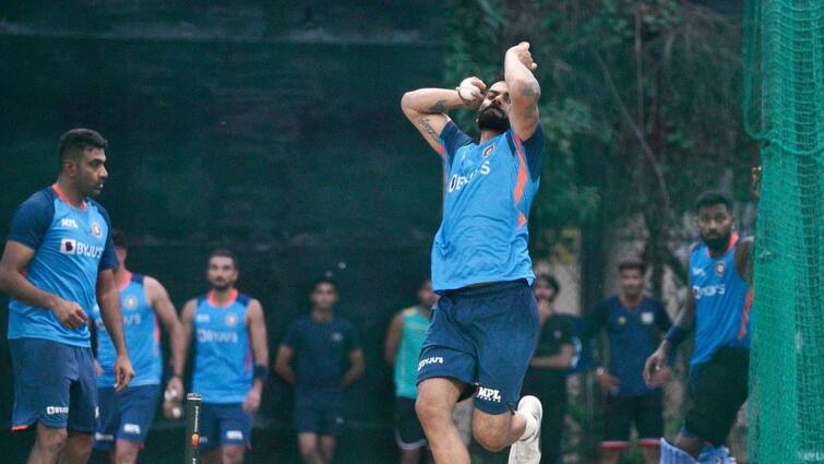 Virat Kohli in full fledged bowling mode ahead of IND vs AUS 1st T20I Virat Kohli: নতুন ভূমিকায় বিরাট, অস্ট্রেলিয়ার বিরুদ্ধে 'ষষ্ঠ বোলার' কোহলি?