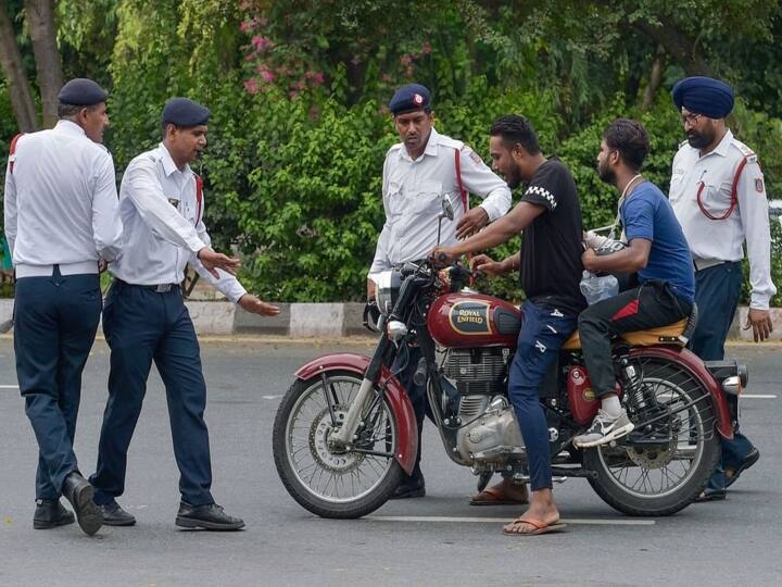 Udaipur News: ट्रैफिक नियम तोड़ने वालों का चालान काटने के बजाए चॉकलेट और फूल देगी पुलिस, जानें वजह Rajasthan News Police will give flowers instead of cutting challans who break traffic rules in Udaipur ann Udaipur News: ट्रैफिक नियम तोड़ने वालों का चालान काटने के बजाए चॉकलेट और फूल देगी पुलिस, जानें वजह