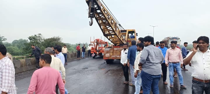 टेम्पो आणि अर्टिका गाडीची समोरासमोर जोरदार धडक झाली.