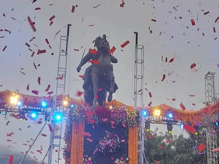 maharashtra News Aurangabad News A new controversy over Chhatrapati Shivaji Maharaj statue in the university Aurangabad: विद्यापीठातील शिवरायांच्या पुतळ्यावरून वाद; पुतळा चुकीच्या दिशेने बसवल्याचा आरोप