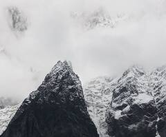 Kedarnath Snowfall:  केदारनाथ की ऊंची चोटियों पर हुई सीजन की पहली बर्फबारी, तस्‍वीरें देख हो जाएंगे मंत्रमुग्ध