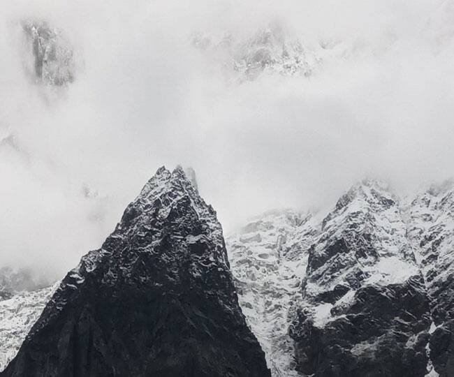 Uttrakhand Snowfall: उत्तराखंड (Uttrakhand) में पिछले कई दिनों से हो रही बारिश ने मौसम में ठंडक दी है. इसी बीच मंगलवार की सुबह केदारनाथ धाम (Kedarnath Dham) क्षेत्र की पहाड़ियों पर मौसम की पहली बर्फबारी हुई. इसकी कुछ तस्वीरें भी सोशल मीडिया पर सामने आई है. डालिए इनपर एक नजर....