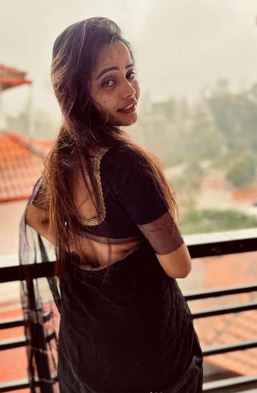 તમિલ અભિનેત્રીના આકસ્મિક અવસાનથી સમગ્ર ફિલ્મ ઈન્ડસ્ટ્રી આઘાતમાં છે.  મીડિયા રિપોર્ટ્સ અનુસાર, અભિનેત્રીના અંગત જીવનમાં ખૂબ જ તણાવ હતો.