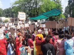 शिक्षक के विवादित बयान पर मचा बवाल, आदिवासी महिलाओं ने किया प्रदर्शन