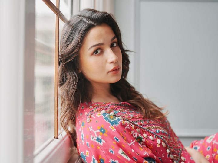 Alia Bhatt Receives Smita Patil Memorial Award For Critically Acclaimed Performances In Hindi Cinema Alia Bhatt Receives Smita Patil Memorial Award For Critically Acclaimed Performances In Hindi Cinema