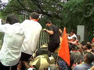 Pune University Students Protest : परीक्षा शुल्क माफीच्या मागणीसाठी पुणे विद्यापीठात अभाविपचे आक्रमक आंदोलन, युक्रांदची घोषणाबाजी