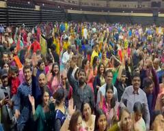 Navratri 2022: અમેરિકાના કેન્સાસમાં દાંડિયા ક્વીન ફાલ્ગુની પાઠક ફાલ્ગુની પાઠકના તાલે ગરબે ઘૂમ્યા ગુજરાતીઓ, જુઓ તસવીરો