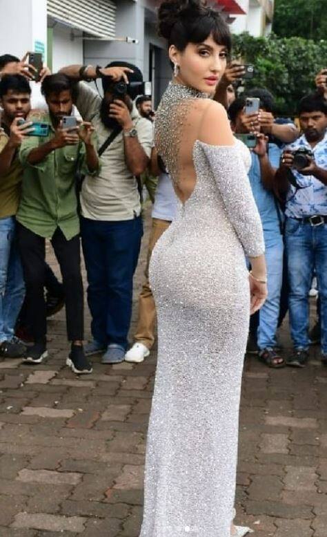 હંમેશની જેમ આ વખતે પણ નોરા ફતેહીએ પોતાના બોલ્ડ અને હોટ લુકથી ફેન્સને ક્લીન બોલ્ડ કરી દીધા છે.