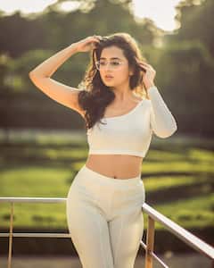 Photo : ‘हाऊ रोमँटिक...’, तेजस्वी प्रकाशचं करण कुंद्रासोबत रोमँटिक फोटोशूट!