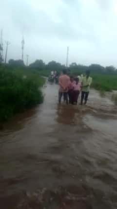 Photo: औरंगाबादच्या सवंदगाव परिसरत दमदार पाऊस; विद्यार्थी-गावकऱ्यांचा पुराच्या पाण्यातून प्रवास