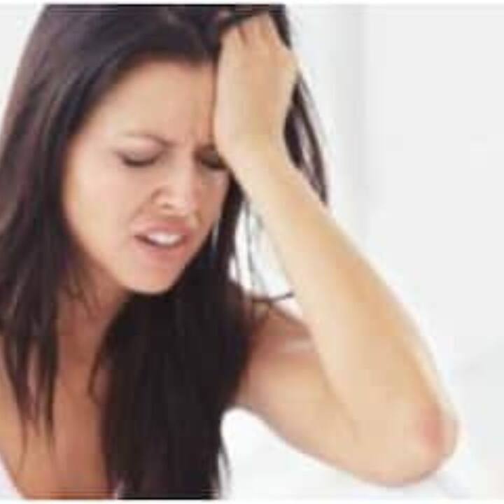 মাইগ্রেনের যন্ত্রণার সঙ্গে অনেক সময় চলে আসে বমি বমিভাব, আলো ও শব্দেও সংবেদনশীলতা তৈরি হয়।