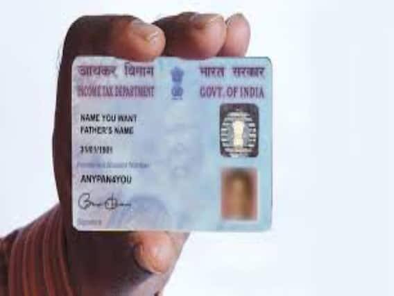 PAN નો અર્થ પરમેનન્ટ એકાઉન્ટ નંબર છે જ્યારે TAN નો અર્થ ટેક્સ ડિડક્શન એકાઉન્ટ નંબર છે. જેમનો ટેક્સ કાપવામાં આવે છે અથવા જમા કરવામાં આવે છે, તેમની પાસે TAN નંબર હોવો જરૂરી છે. આવકવેરા વિભાગના TDS અને TAN નંબર સાથે સંબંધિત તમામ દસ્તાવેજોનો ઉલ્લેખ કરવો જરૂરી છે.