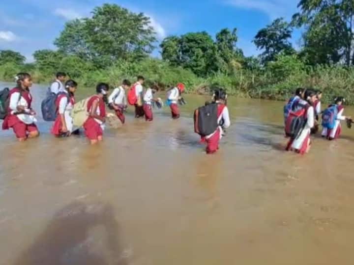 Chhattisgarh Kanker District Kolar Village Children Crossing Overflowing River For School ANN Chhattisgarh: बस्तर में जान जोखिम में डाल पढ़ाई के लिए मजबूर हैं मासूम बच्चे, उफनती नदी करते हैं पार