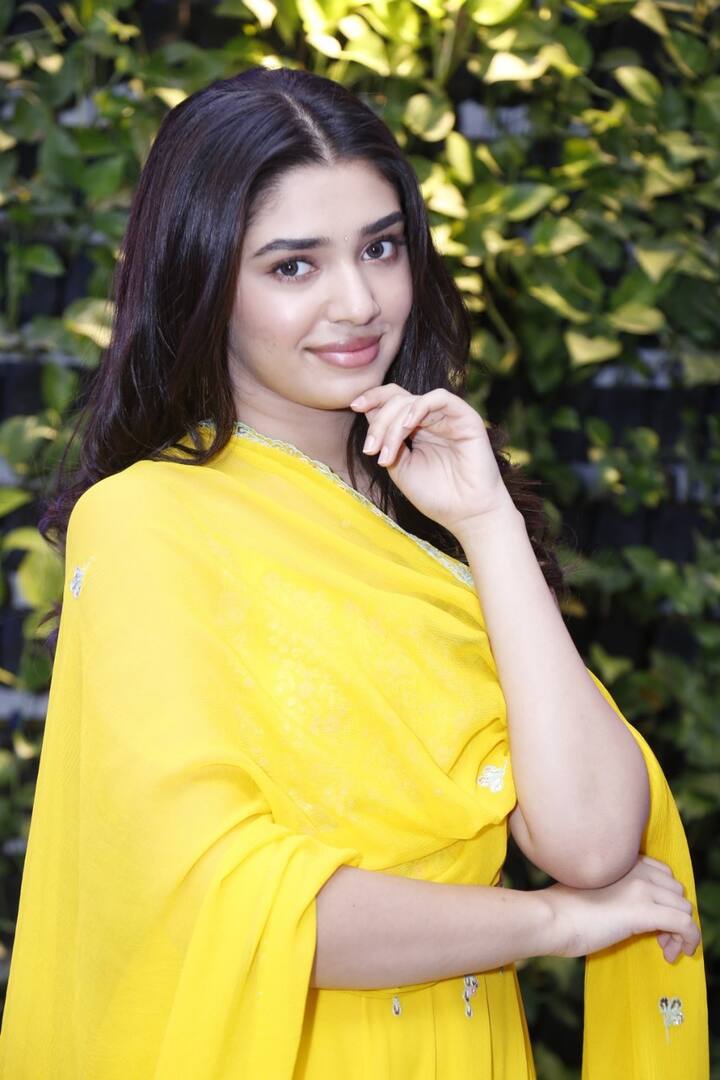 కృతి శెట్టి.. పోసాని సుధీర్ బాబు, ఇంద్రగంటి మోహనకృష్ణ కాంబినేషన్లో తెరకెక్కిన ‘ఆ అమ్మాయి గురించి చెప్పాలి’ సినిమాలో కథానాయికగా నటిస్తోంది.