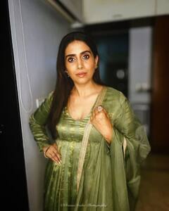 Sonali Kulkarni : सोनालीचा ग्लॅमरस अंदाज; लूकनं वेधले अनेकांचे लक्ष