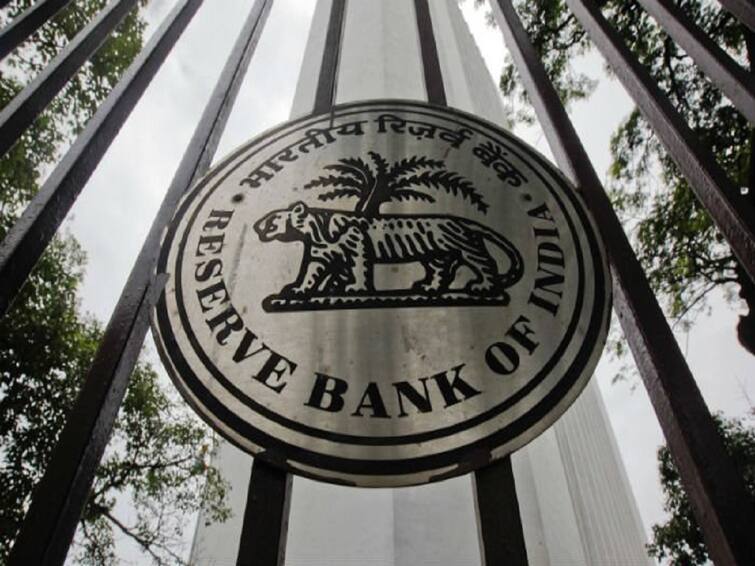 RBI cancels the licence of Rupee Co-operative Bank Pune banking service will stop from 22 September RBI : 'या' बँकेतील ग्राहकांनो लक्ष द्या, दोन दिवसानंतर खात्यातून काढता येणार नाही रक्कम
