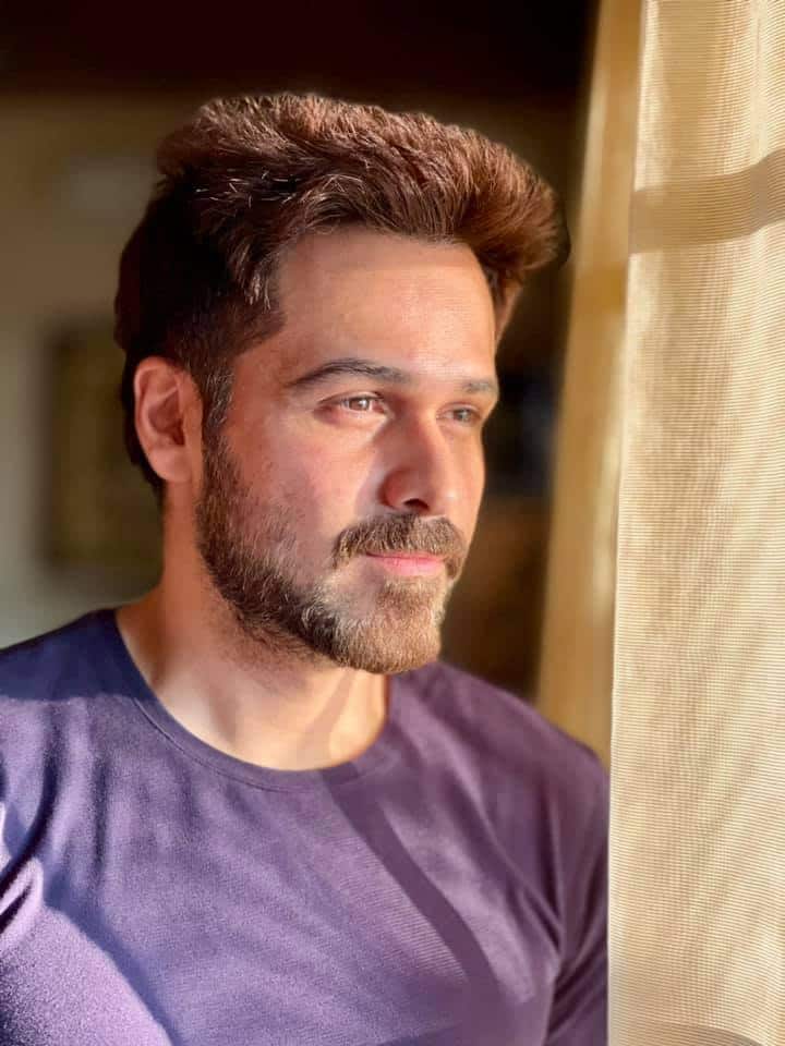 पहलगाममध्ये या चित्रपटाचे शूटिंगचे काम सुरू आहे. मात्र, इथे इमरान हाश्मीला दगडफेक झेलावी लागली आहे.