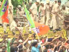 BJP Protest: लंपी वायरस को लेकर बीजेपी का सीएम अशोक गहलोत के खिलाफ प्रदर्शन, बैरिकेड पर चढ़े कार्यकर्ता, देखें तस्वीरें