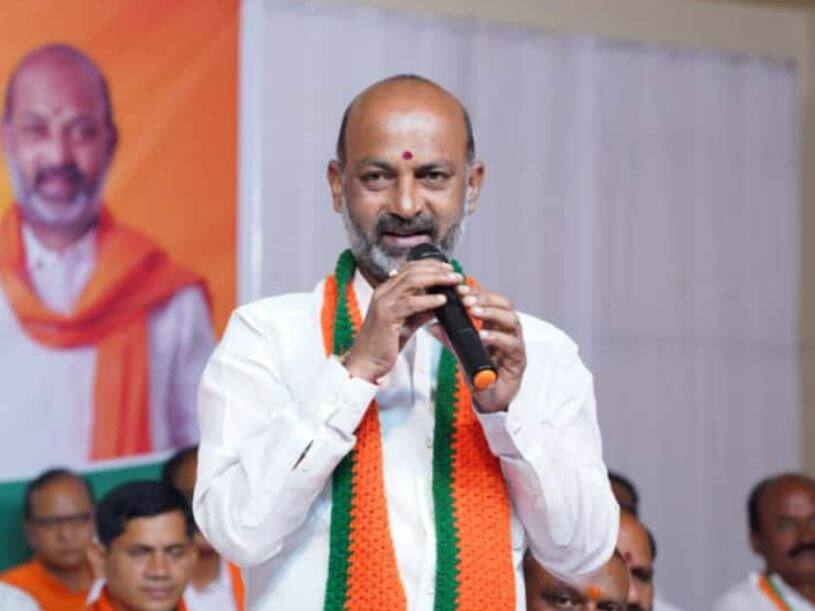 Telangana TRS government on ventilator will fall soon State BJP president captive Sanjay Kumar attack on CM KCR Telangana: TRS सरकार वेंटिलेटर पर, जल्द गिरेगी... प्रदेश बीजेपी अध्यक्ष बंदी संजय कुमार का सीएम केसीआर पर हमला