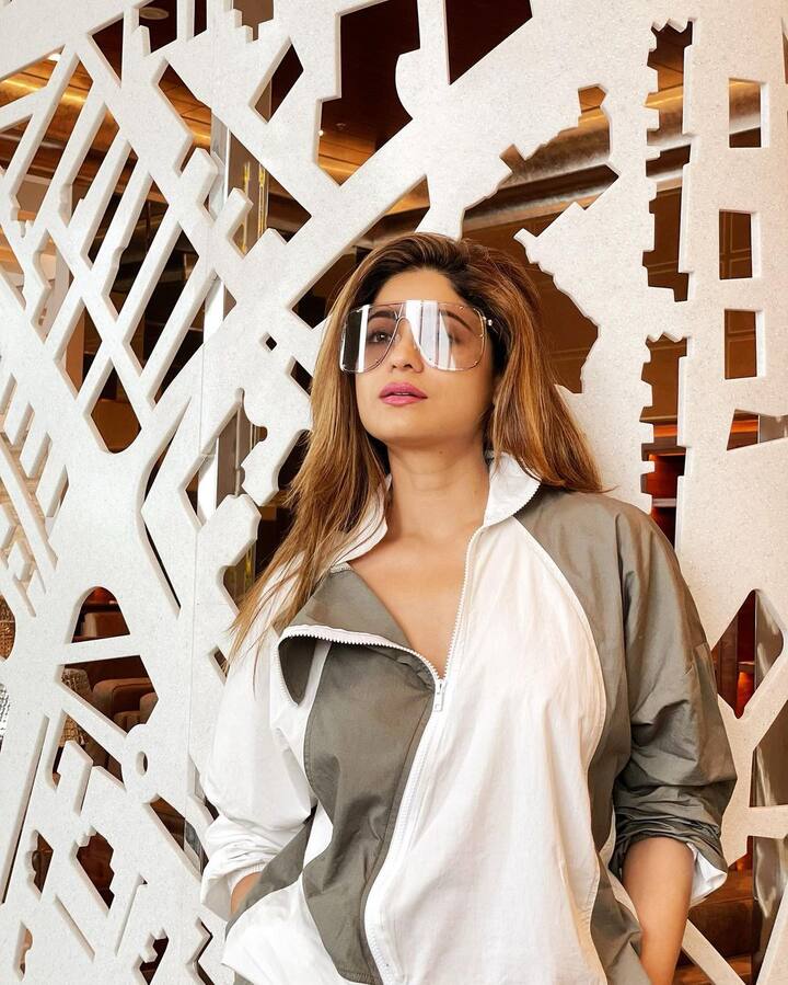शमिता शेट्टी ने ग्रे और व्हाइट कलर के कोऑर्ड सेट में नजर आ रही हैं. इसके साथ उन्होंने एक चश्मा लगाया और व्हाइट स्वीकर्स से अपने लुक को स्टाइल किया है.