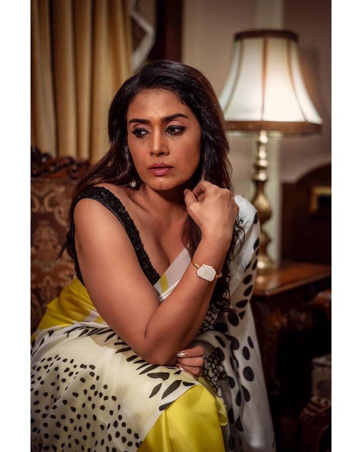 सोनालीचा चाहता वर्ग देखील मोठा आहे.(Sonali Kulkarni/instagram)